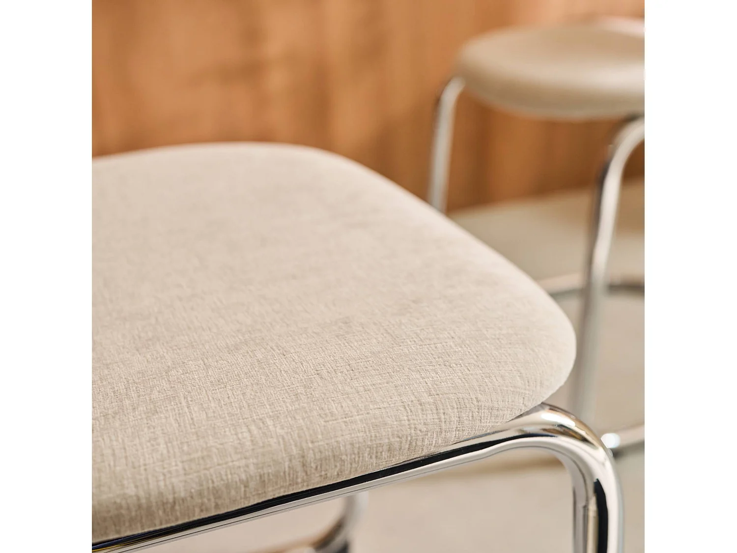 Set 2 sedie arrotondate metallo, tessuto ciniglia e gambe cromate,