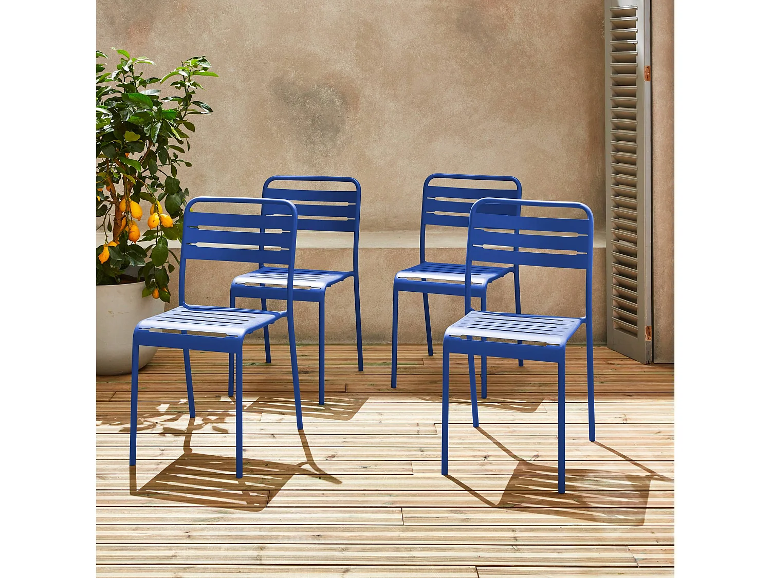 Lot de 4 chaises de jardin acier. 4 places. bleu électrique. Amelia. L44 x P52 x H79cm
