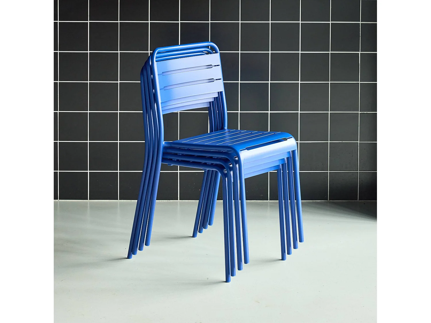 Lot de 4 chaises de jardin acier. 4 places. bleu électrique. Amelia. L44 x P52 x H79cm