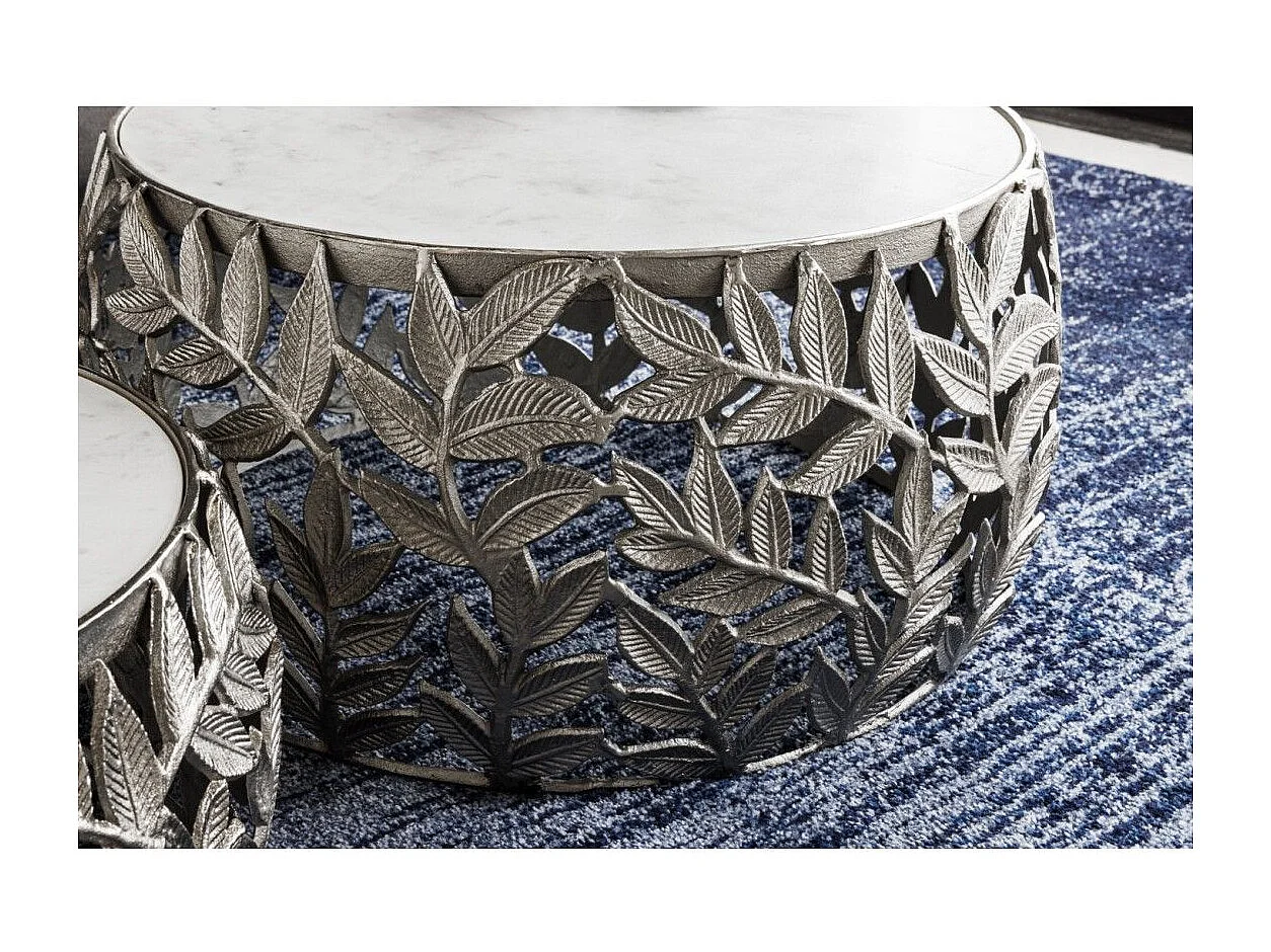 Set von 2 silbernen METRIX Couchtischen mit Marmorplatte – Design-Couchtische mit Blattmotiv
