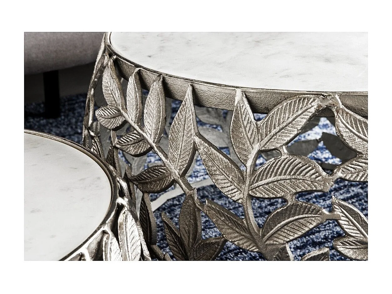 Set von 2 silbernen METRIX Couchtischen mit Marmorplatte – Design-Couchtische mit Blattmotiv