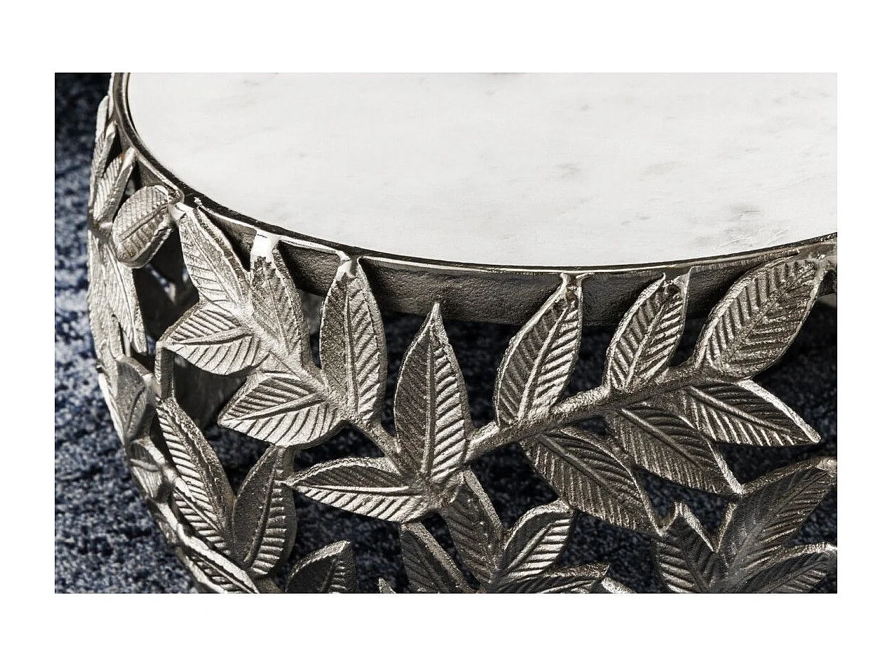 Set von 2 silbernen METRIX Couchtischen mit Marmorplatte – Design-Couchtische mit Blattmotiv