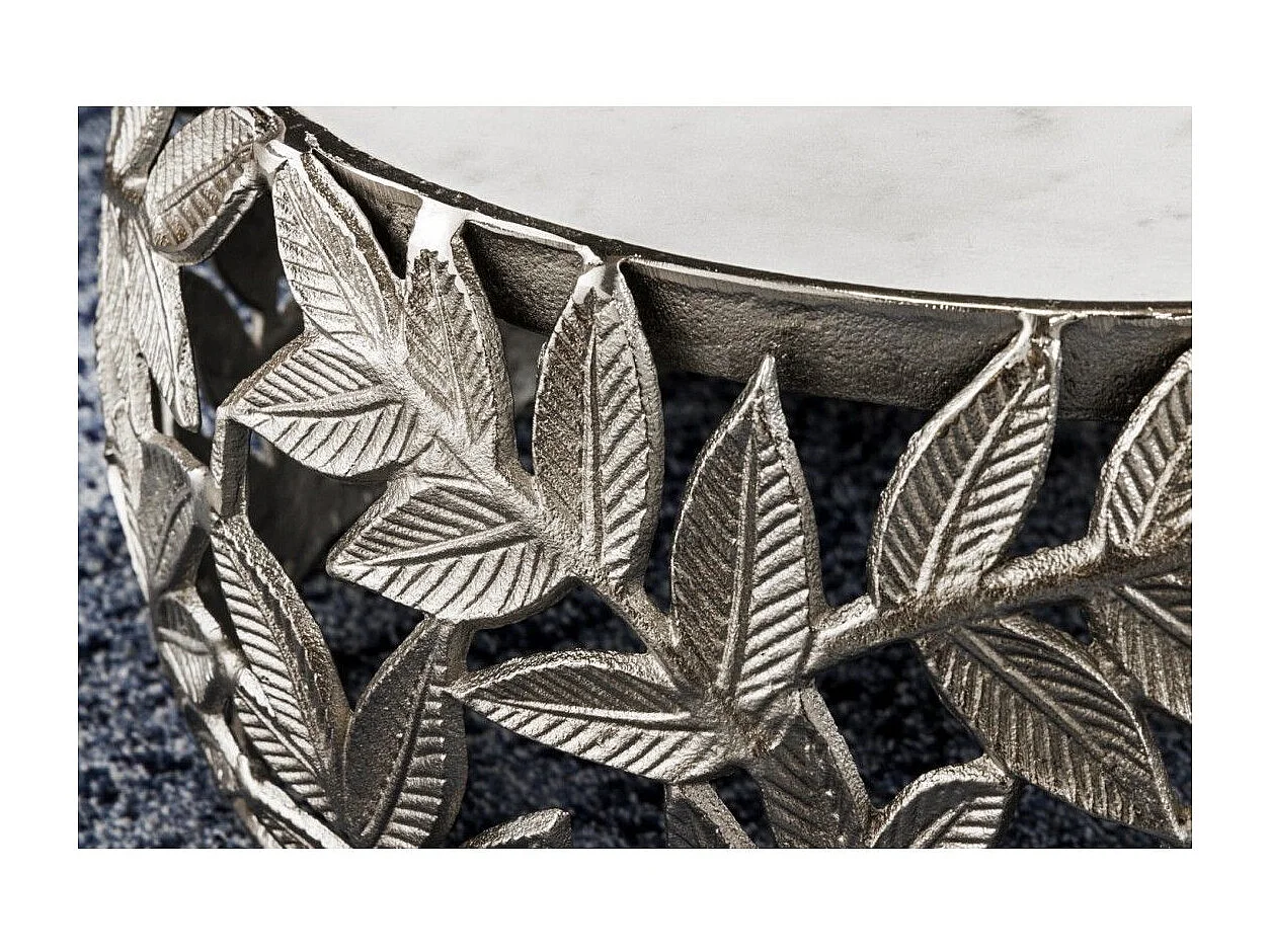 Set von 2 silbernen METRIX Couchtischen mit Marmorplatte – Design-Couchtische mit Blattmotiv