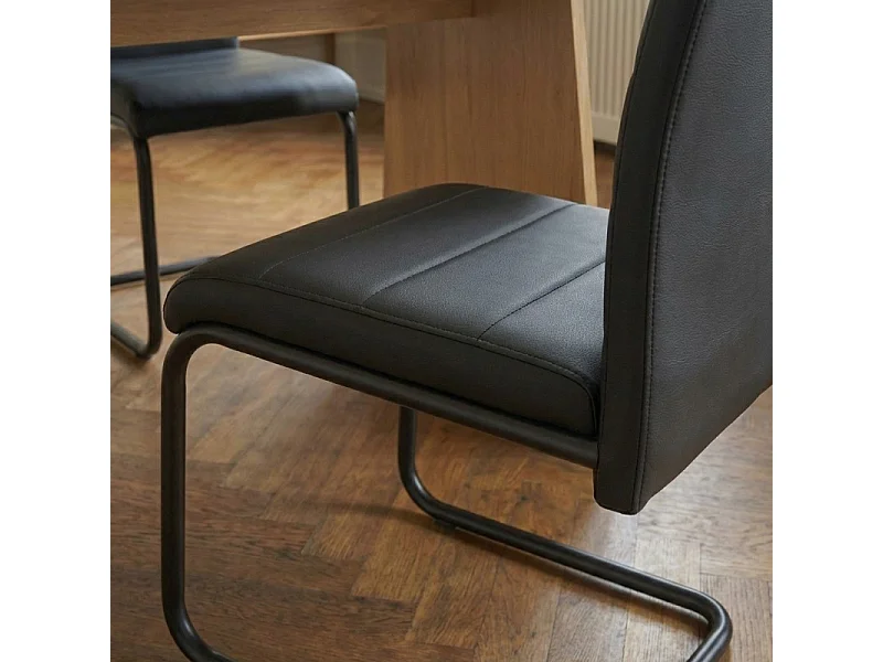 Lot de 2 chaises MARA simili noir pieds métal noir