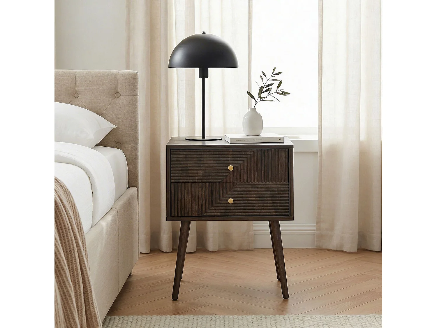 Table de Chevet LIVIA H 60 cm Avec 2 Tiroirs en Bois Brun Foncé, Façades Striées, Poignées en Métal