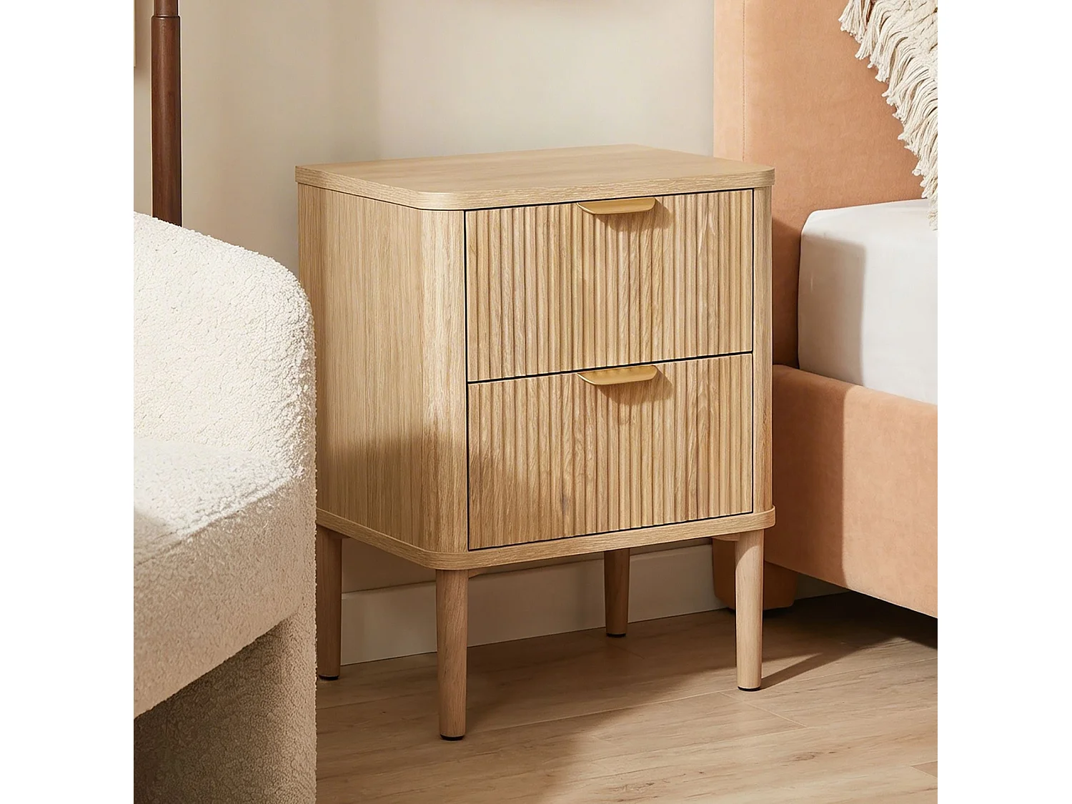 Table de Chevet ALMA H 50 cm Avec 2 Tiroirs en Bois Couleur Chêne, Façades Striées, Poignées en Métal