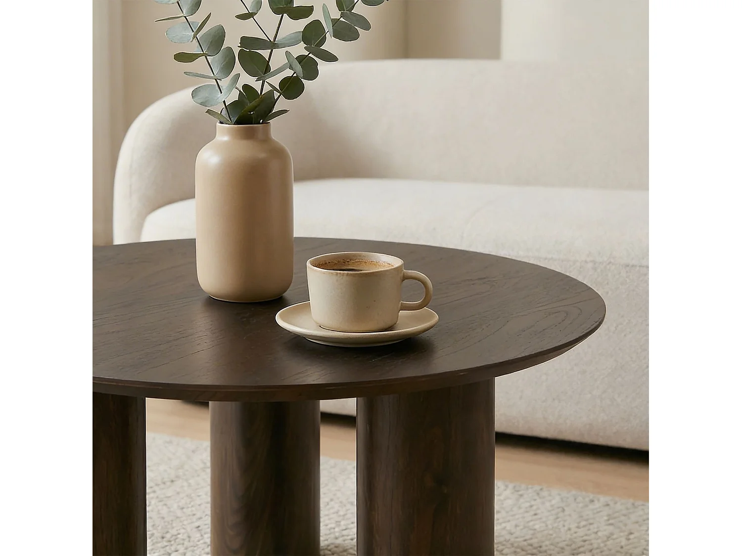 Table Basse Ronde ESTER Ø 70 cm en Bois Brun Foncé, Design Sculptural avec Pieds Cylindriques et Plateau Rond, Moderne et Élégante