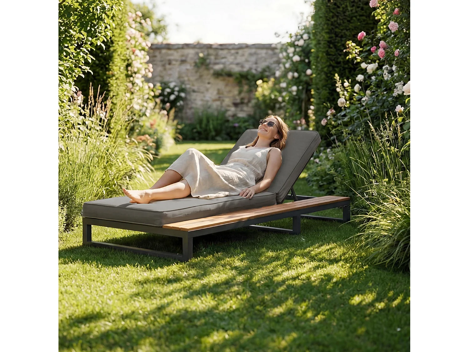 Espreguiçadeira de Jardim con Prancha Lateral em WPC - Encosto Inclinável 4 Posiciones - Estrutura Aço e Madeira Composta - Cinza