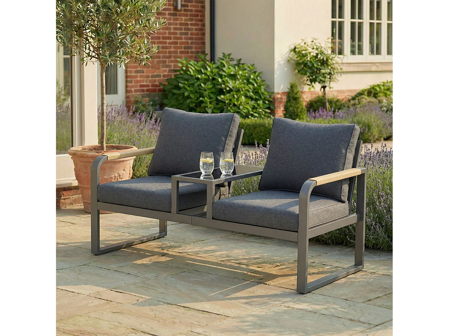 Banc de Jardin 2 Places avec Tablette en Verre Intégrée - Canapé d'Extérieur en Fer Galvanisé - Accoudoirs Tressés Anti-Chaleur - Gris