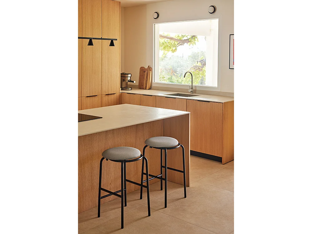 Tabouret en tissue met voet in metal noir