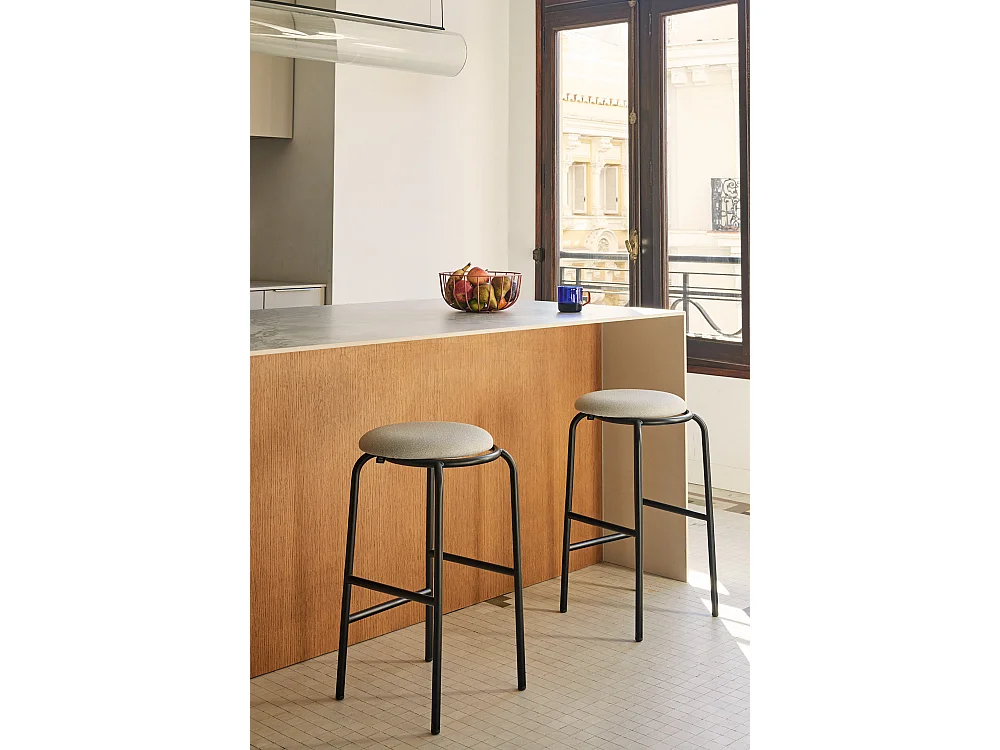 Tabouret en tissue met voet in metal noir