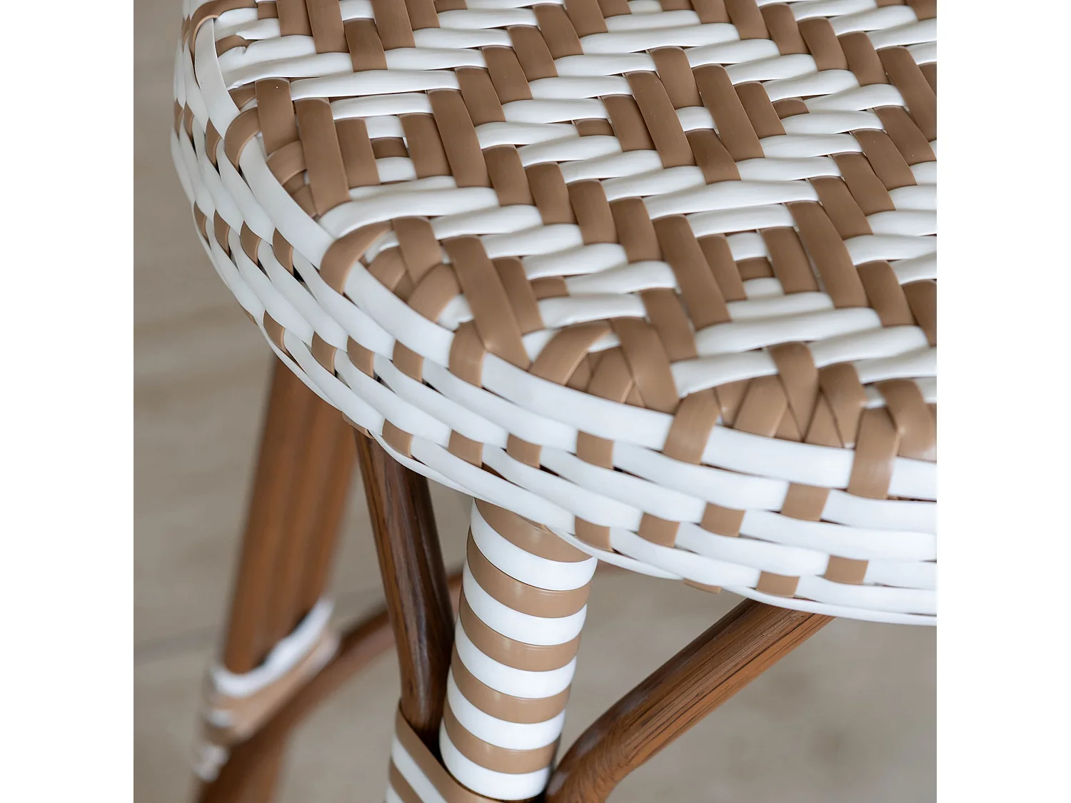 Now's Home - Tabouret Bas Textilene Tressé Noisettes Alu Aspect Rotin D40x50scala