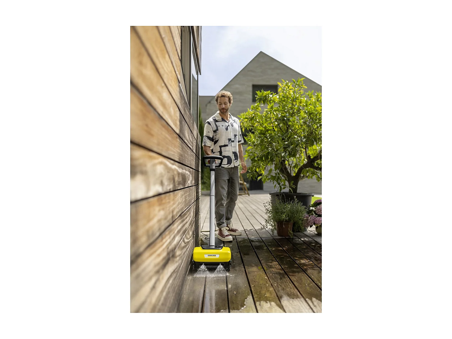Nettoyeur de terrasses en bois Kärcher PCL 6 Patio Cleaner - Nettoyage en profondeur, sans effort, dans le sens de la fibre du