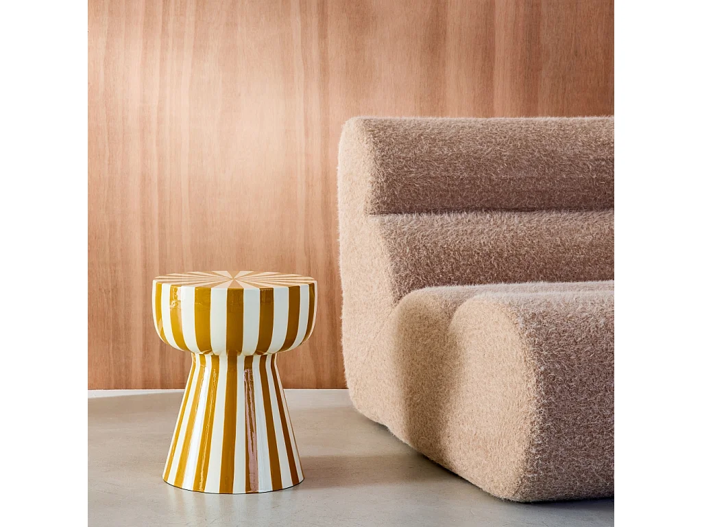 Table d'appoint. bout de canapé. table de chevet. acier émaillé rayures bicolore. ocre et blanc. Ø34 x H41cm