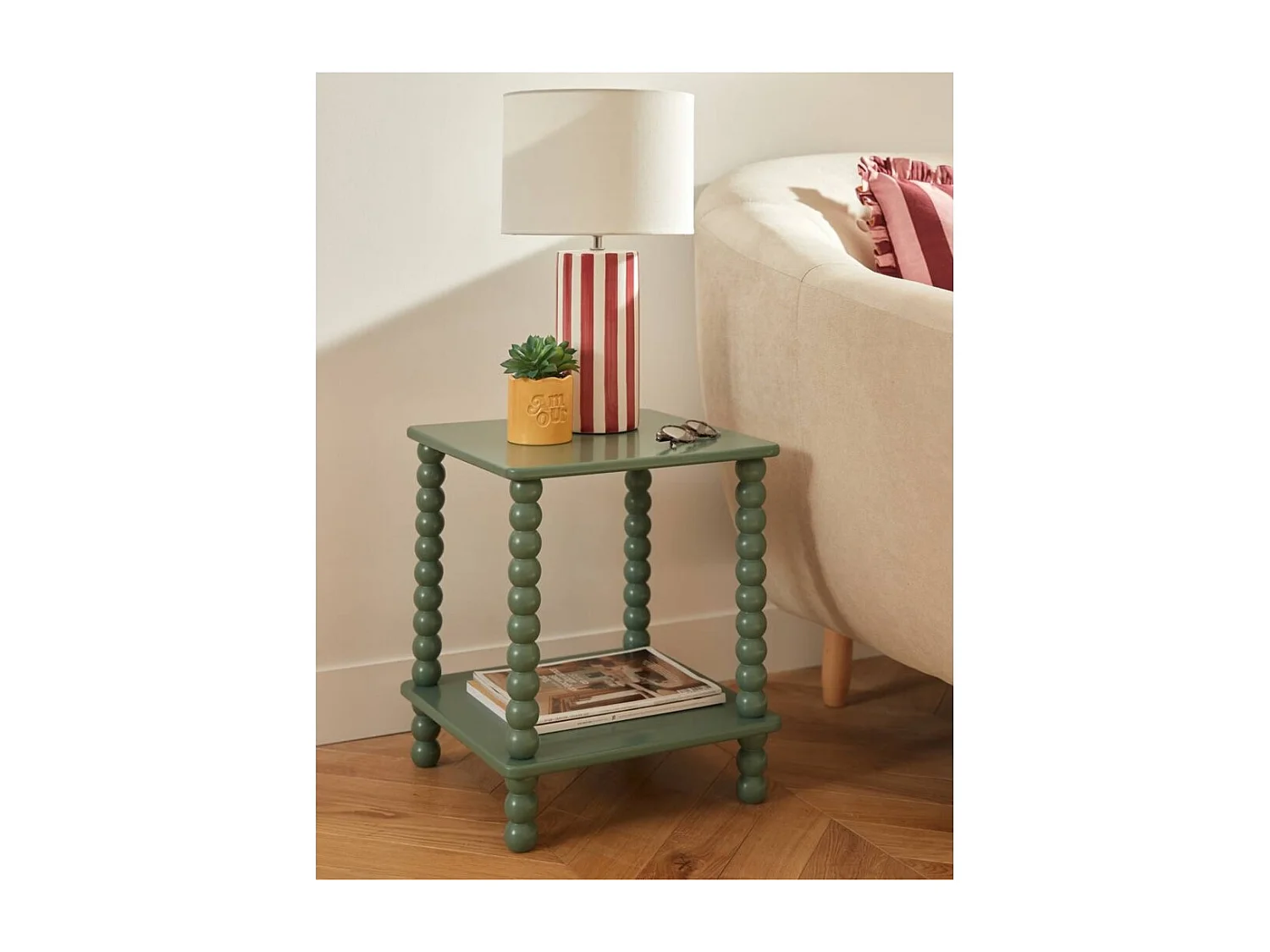 Table d'appoint table café avec 1 étagère et des pieds boules, coloris Vert Olive - Longueur 40 x Profondeur 40 x Hauteur 45 cm