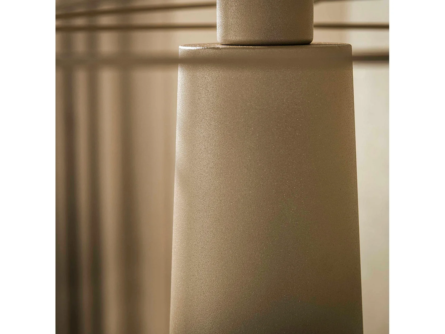 Lampadaire de salon métal beige pied conique RALF