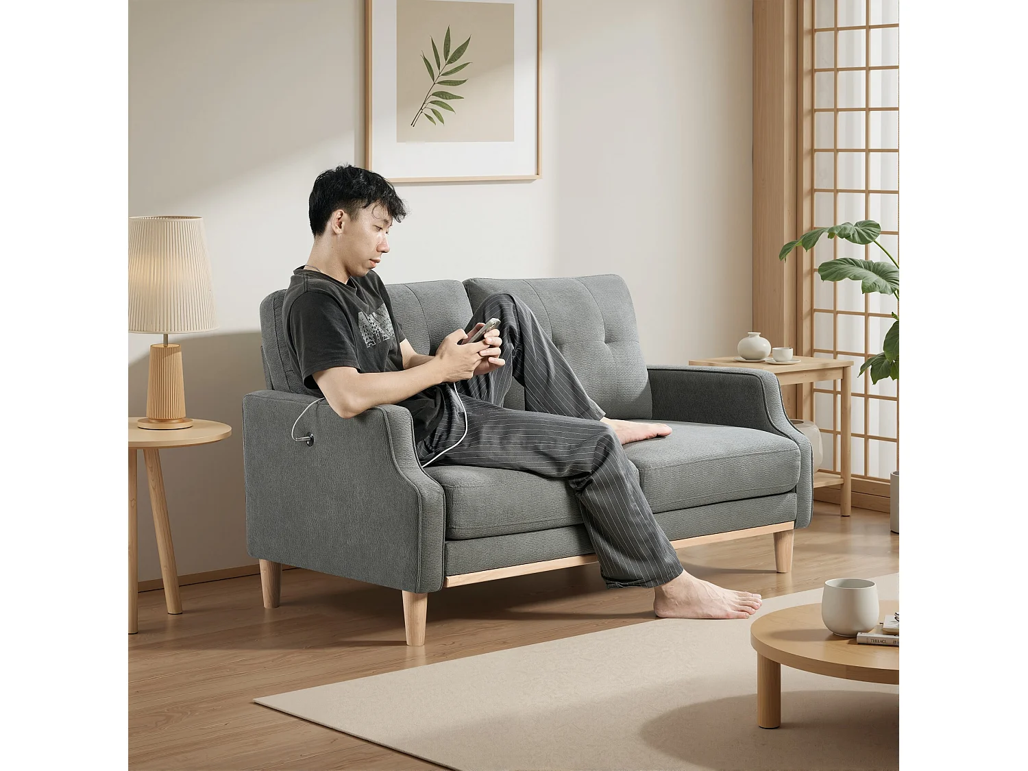 Canapé deux places avec ports USB et pieds en bois, doté de coussins épais, gris foncé