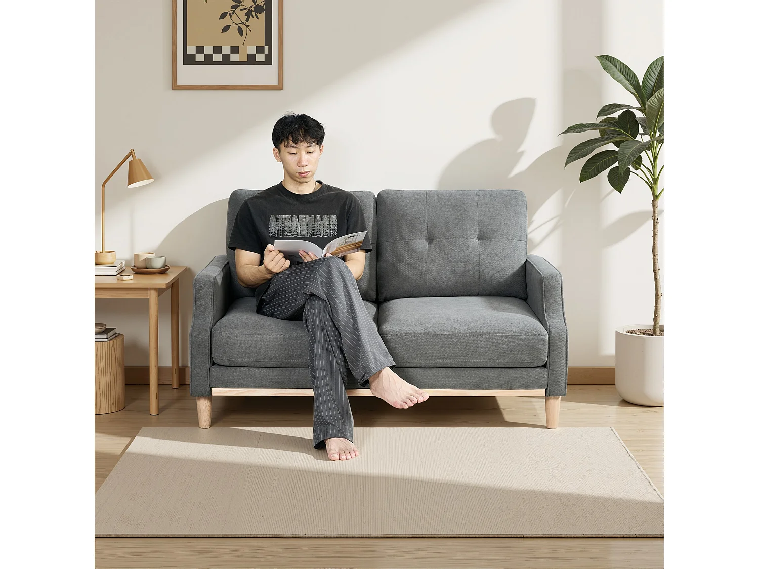 Canapé deux places avec ports USB et pieds en bois, doté de coussins épais, gris foncé