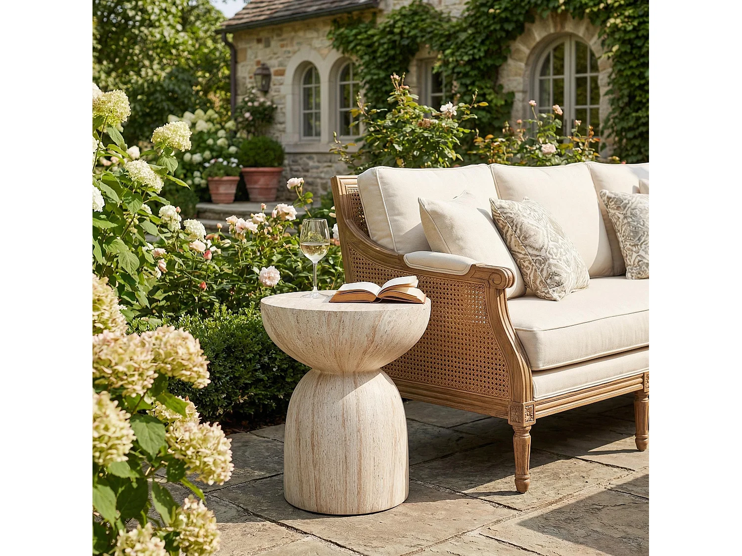 Bijzettafel voor buiten van MgO, met marmerlook, beige