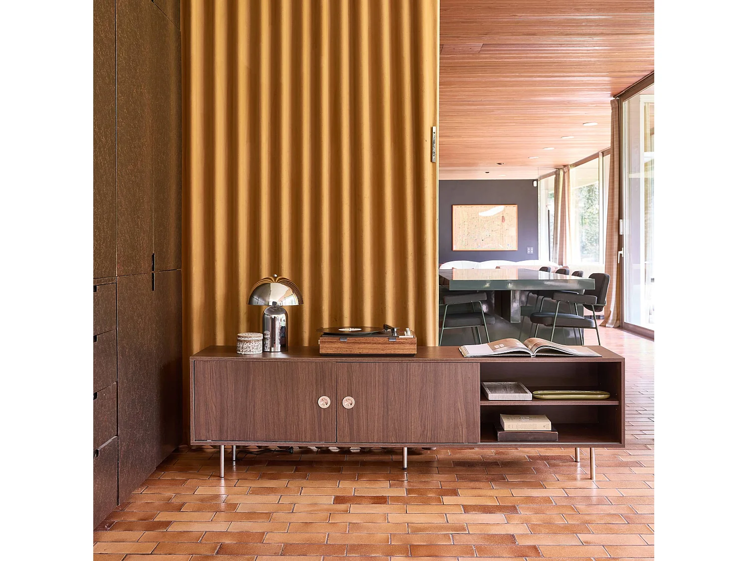 Meuble TV vintage décor bois et acier inoxydable 2 portes coulissantes 180cm noyer - Shelby
