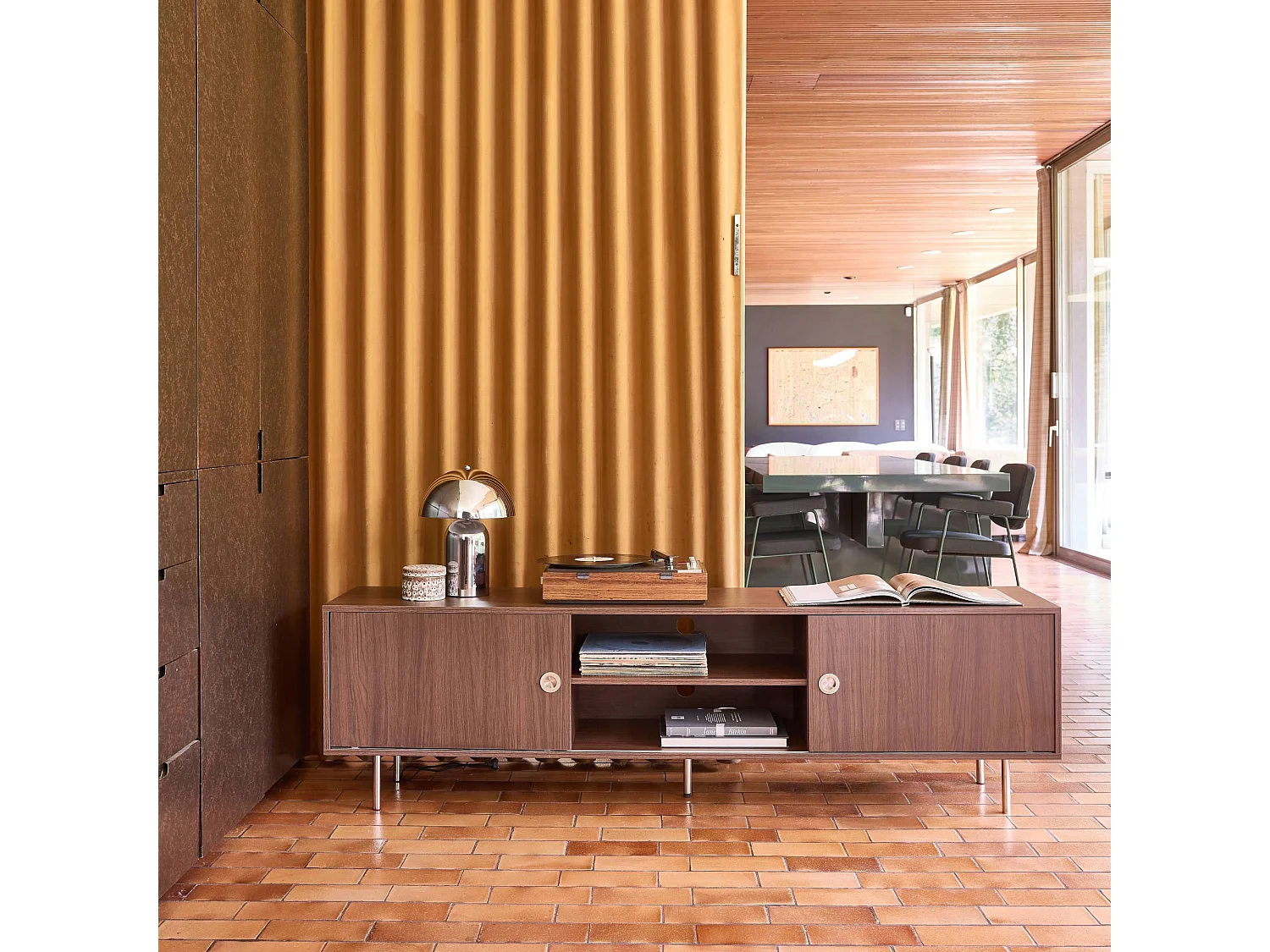 Meuble TV vintage décor bois et acier inoxydable 2 portes coulissantes 180cm noyer - Shelby