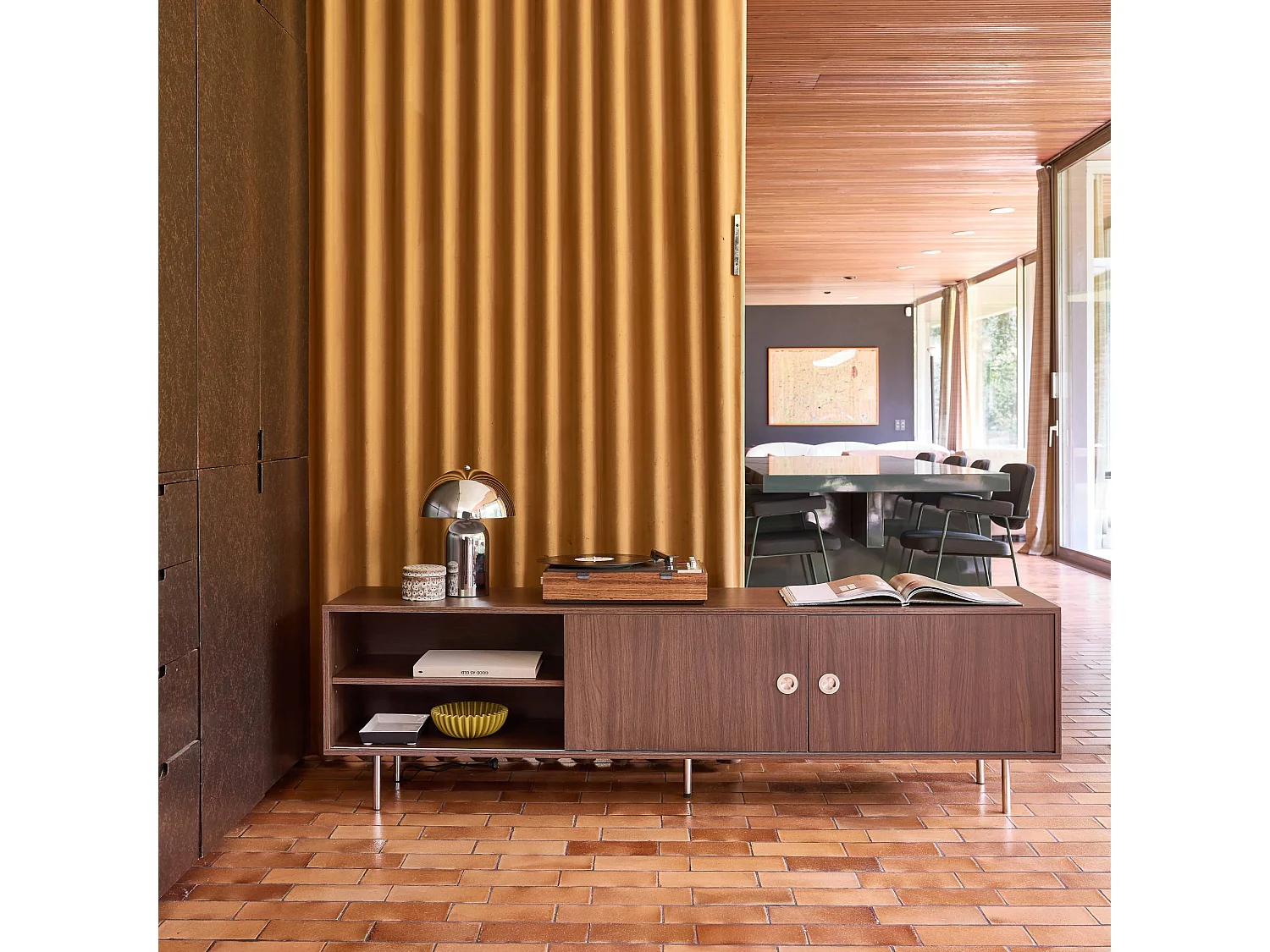 Meuble TV vintage décor bois et acier inoxydable 2 portes coulissantes 180cm noyer - Shelby