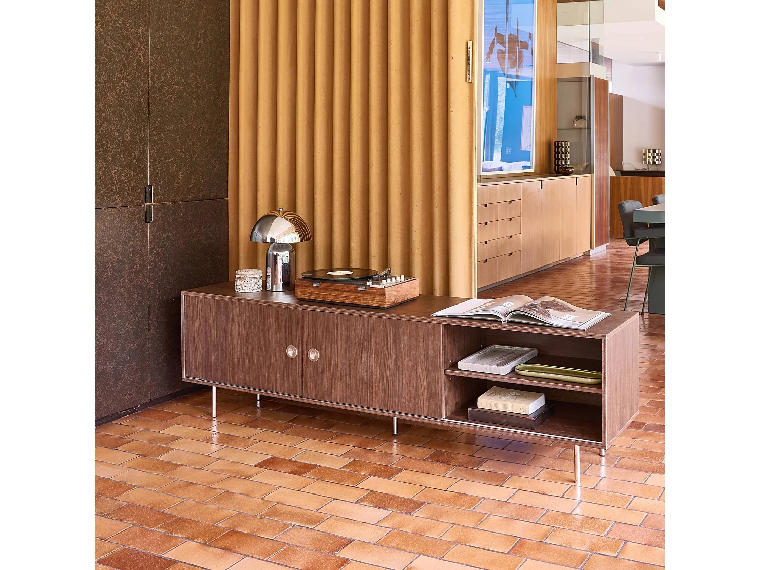 Meuble TV vintage décor bois et acier inoxydable 2 portes coulissantes 180cm noyer - Shelby