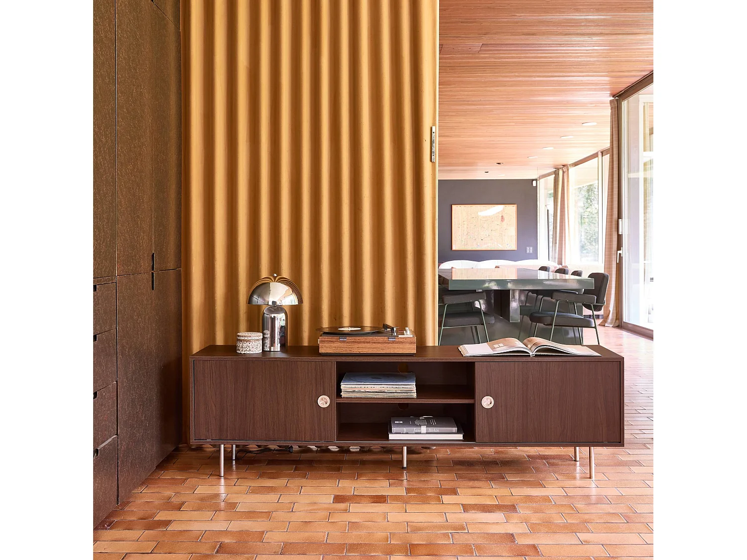 Meuble TV vintage décor bois et acier inoxydable 2 portes coulissantes 180cm noyer - Shelby