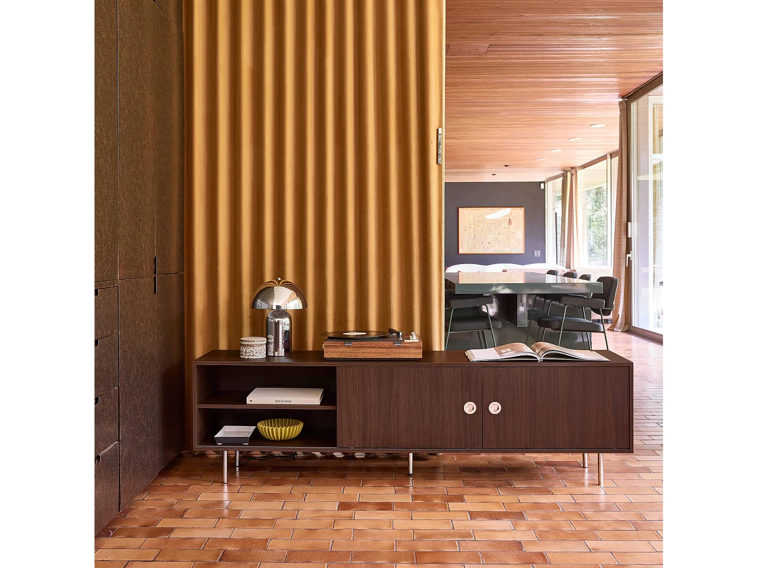 Meuble TV vintage décor bois et acier inoxydable 2 portes coulissantes 180cm noyer - Shelby