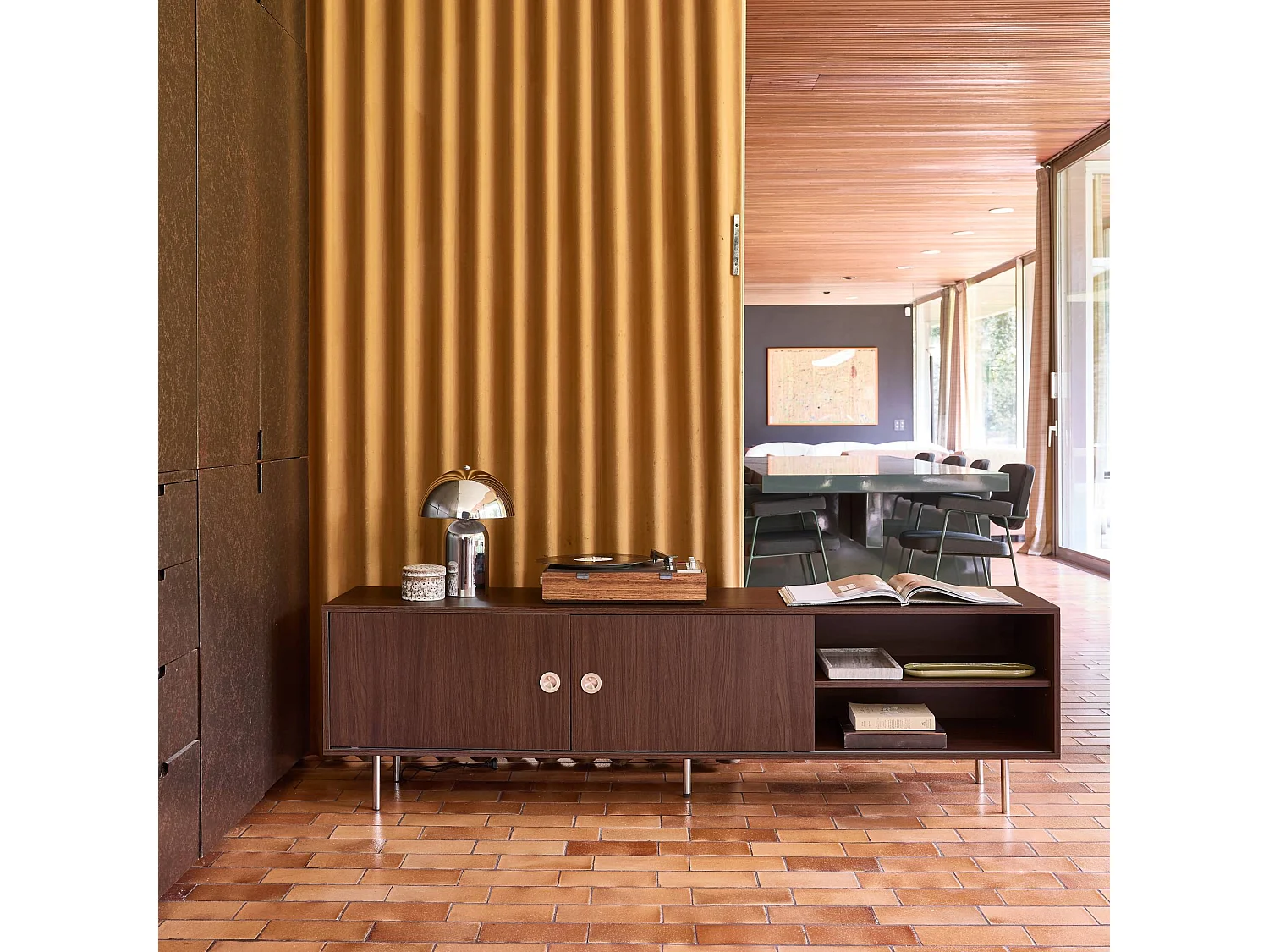 Meuble TV vintage décor bois et acier inoxydable 2 portes coulissantes 180cm noyer - Shelby