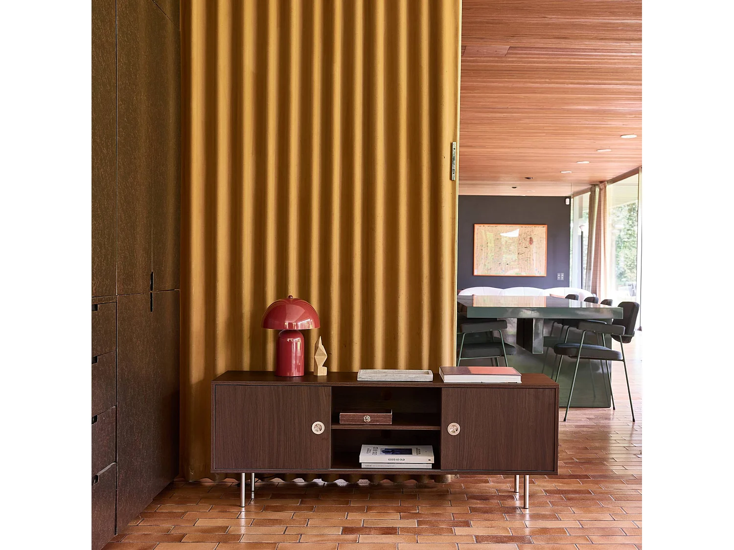 Meuble TV vintage décor bois et acier inoxydable 2 portes coulissantes 140cm noyer - Shelby
