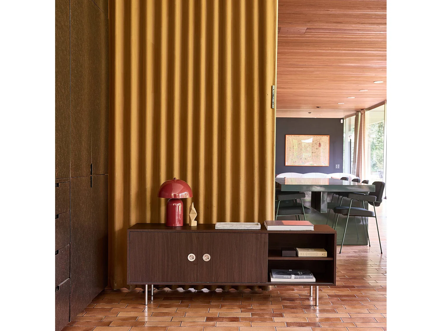 Meuble TV vintage décor bois et acier inoxydable 2 portes coulissantes 140cm noyer - Shelby