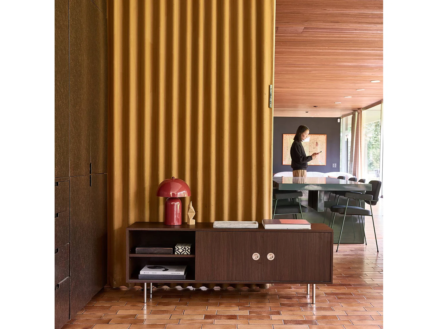 Meuble TV vintage décor bois et acier inoxydable 2 portes coulissantes 140cm noyer - Shelby