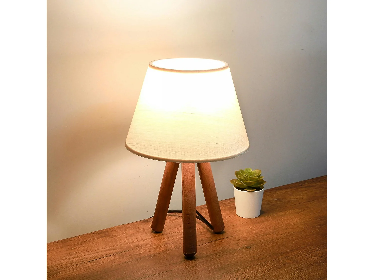 Lampe de chevet trépied moderne, abat-jour blanc KILIS