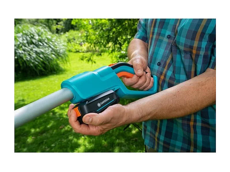 Aparador de sebes telescópico sem fio GARDENA 18V - Lâmina de 42 cm, corte de 16 mm, alcance de 3 m, bateria Li-ion incluída