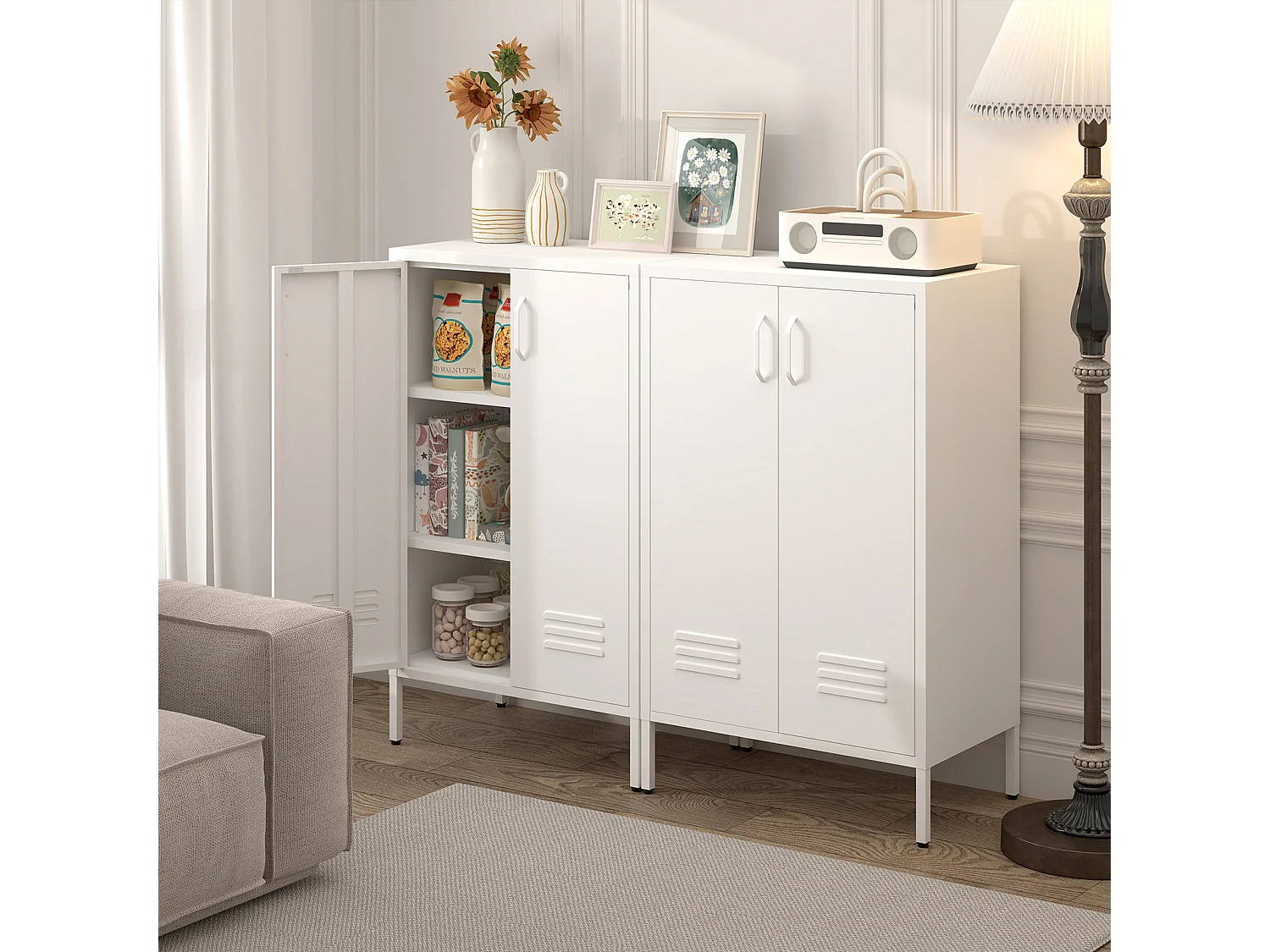 Buffet en métal blanc avec 2 portes et 2 étagères réglables