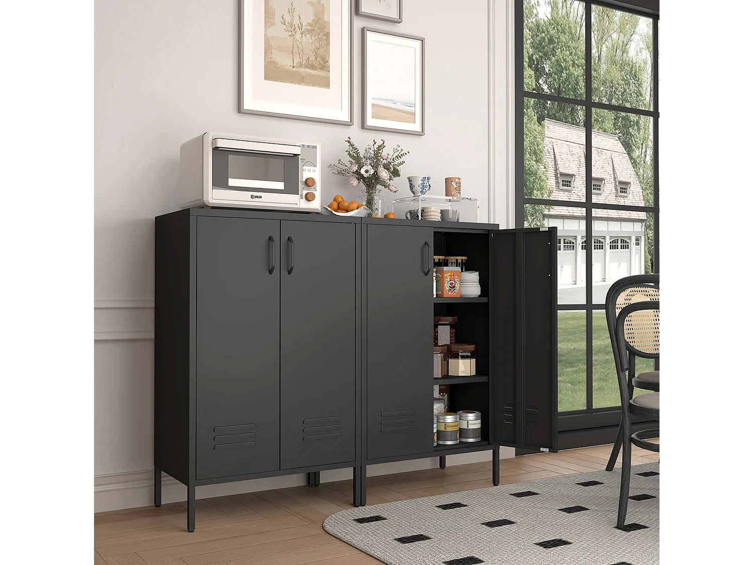 Credenza in metallo nero con 2 ante e 2 ripiani regolabili.