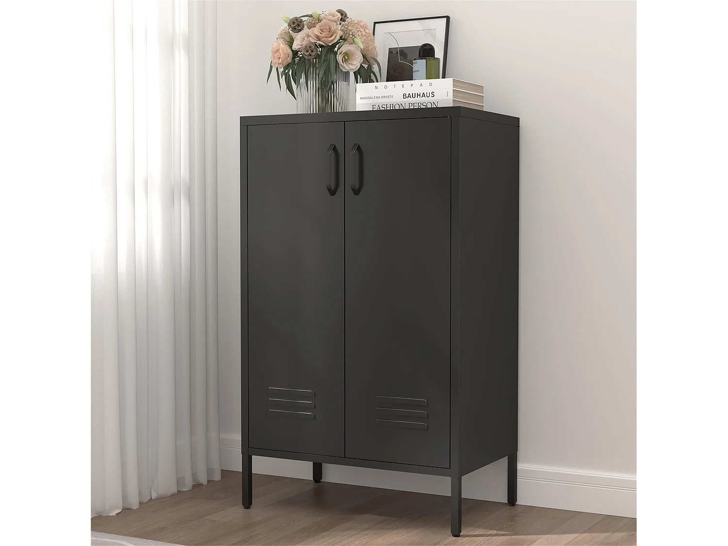 Credenza in metallo nero con 2 ante e 2 ripiani regolabili.