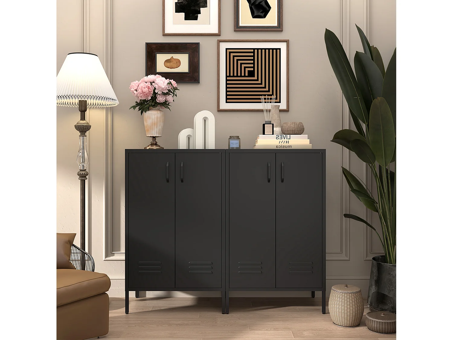 Credenza in metallo nero con 2 ante e 2 ripiani regolabili.