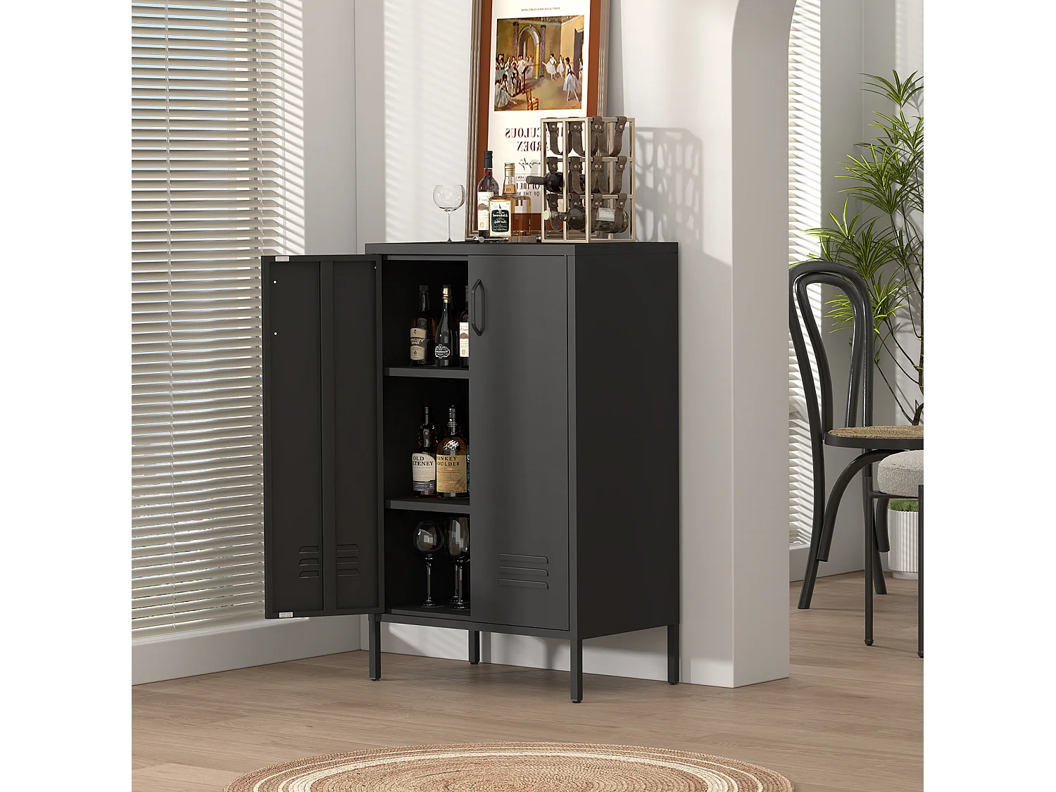 Credenza in metallo nero con 2 ante e 2 ripiani regolabili.
