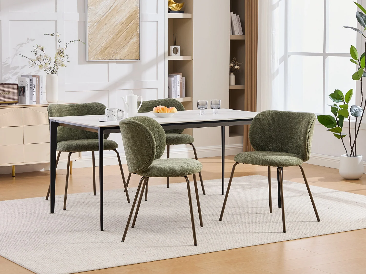 Set di 2 sedie da pranzo in ciniglia verde con gambe in metallo color bronzo.