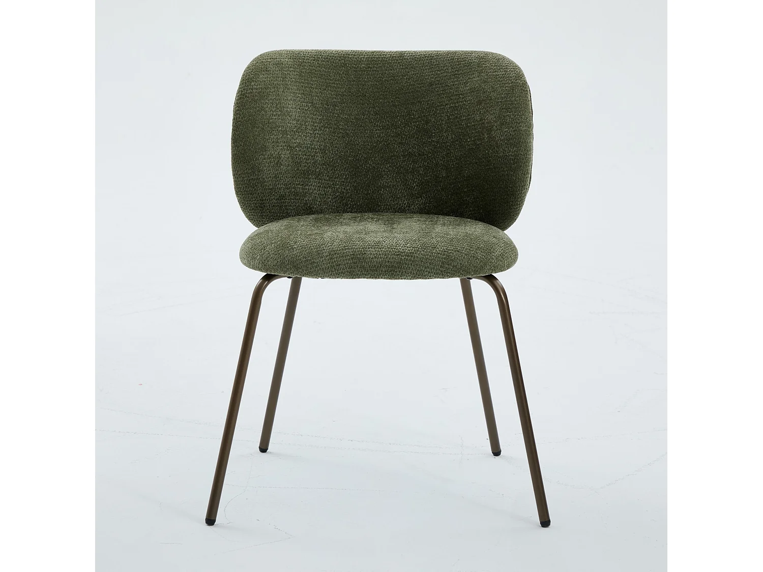 Set di 2 sedie da pranzo in ciniglia verde con gambe in metallo color bronzo.