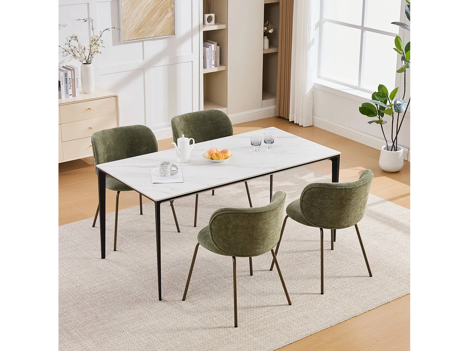 Set di 2 sedie da pranzo in ciniglia verde con gambe in metallo color bronzo.