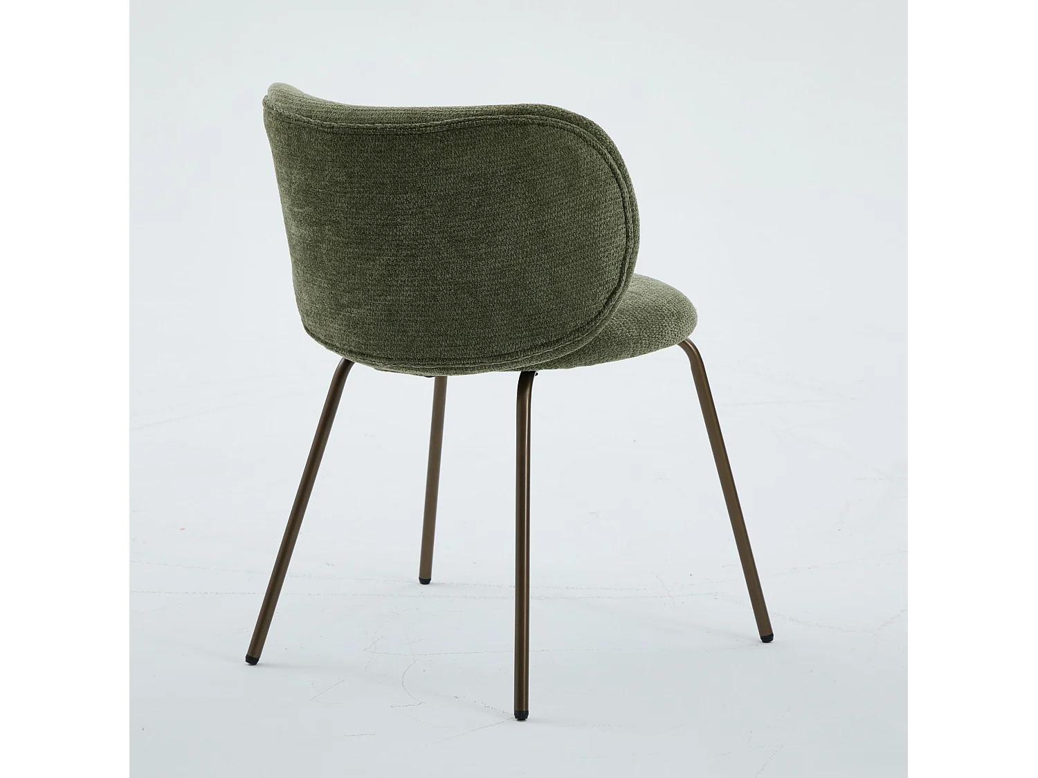 Set di 2 sedie da pranzo in ciniglia verde con gambe in metallo color bronzo.