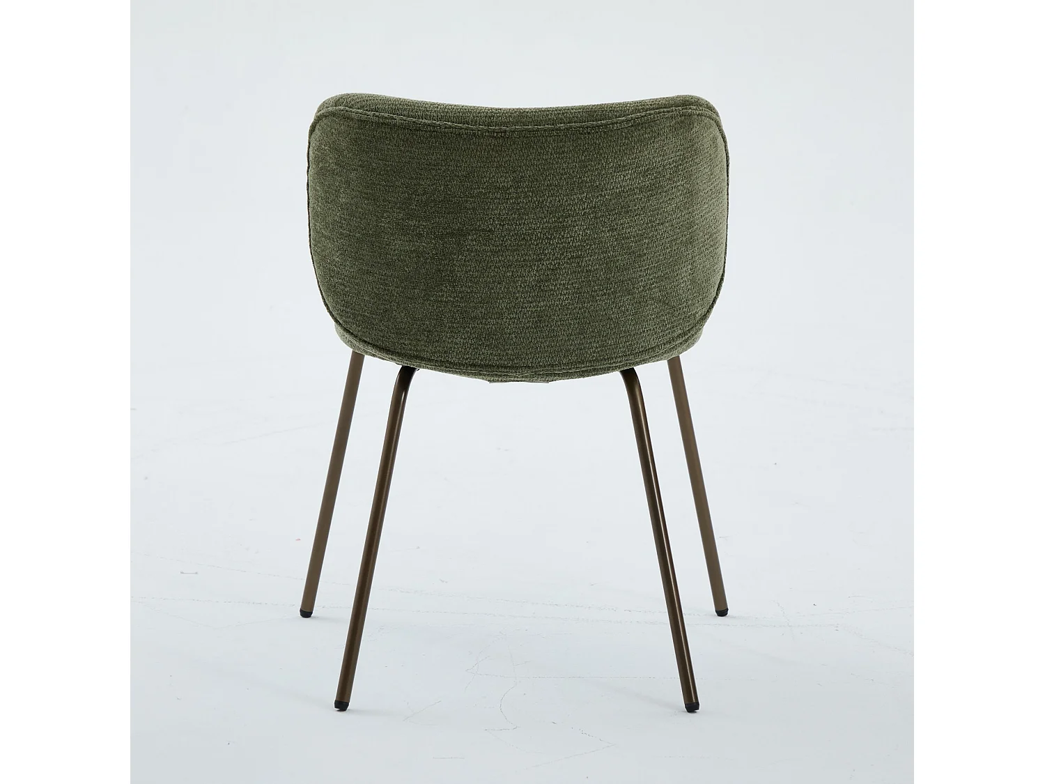 Set di 2 sedie da pranzo in ciniglia verde con gambe in metallo color bronzo.