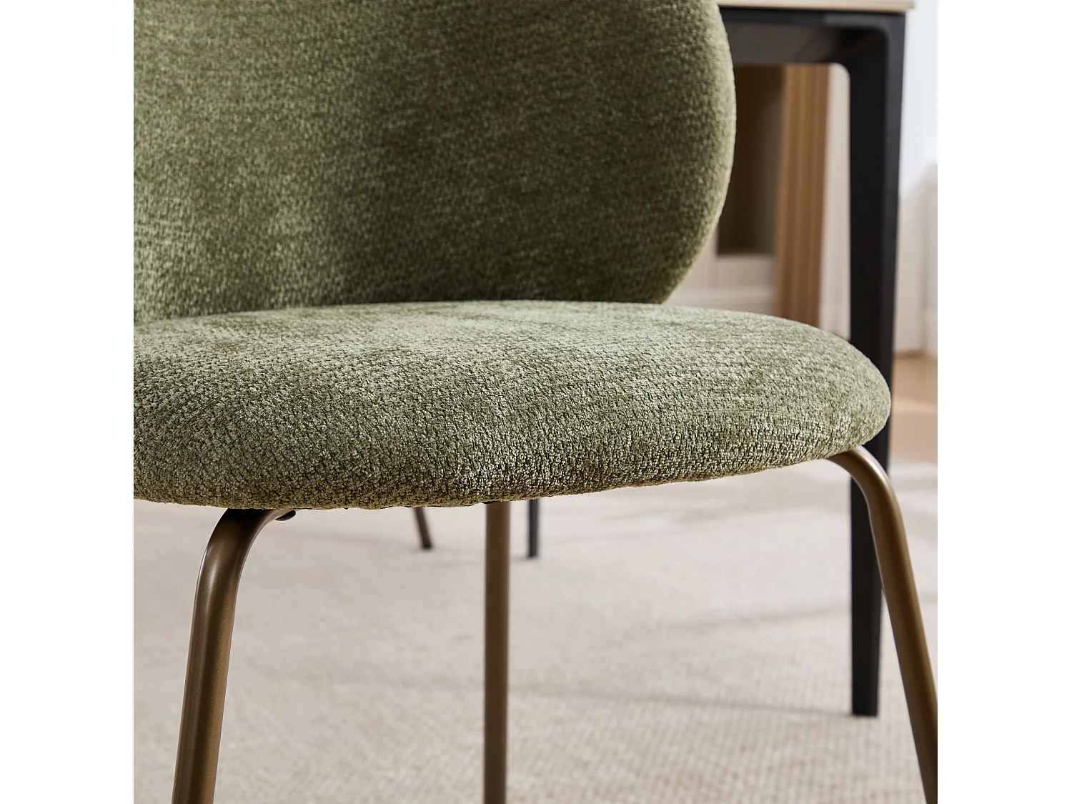 Set di 2 sedie da pranzo in ciniglia verde con gambe in metallo color bronzo.