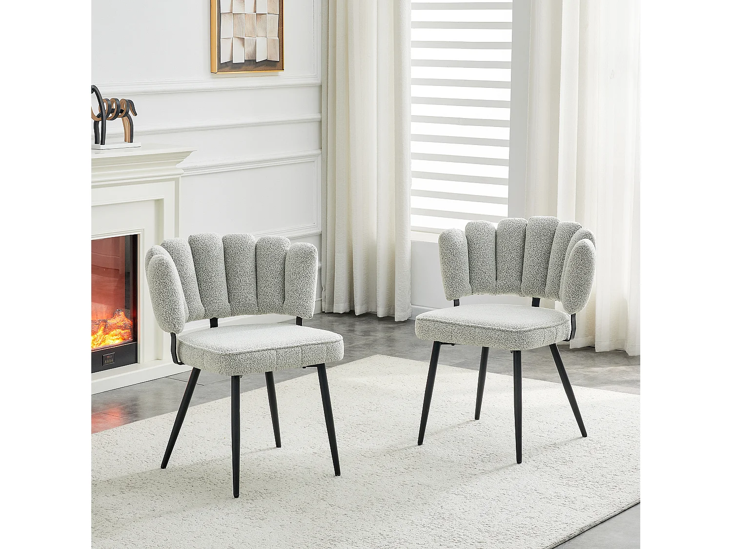 Lot de 2 chaises à dossier fleur en tissu bouclé gris clair et métal noir