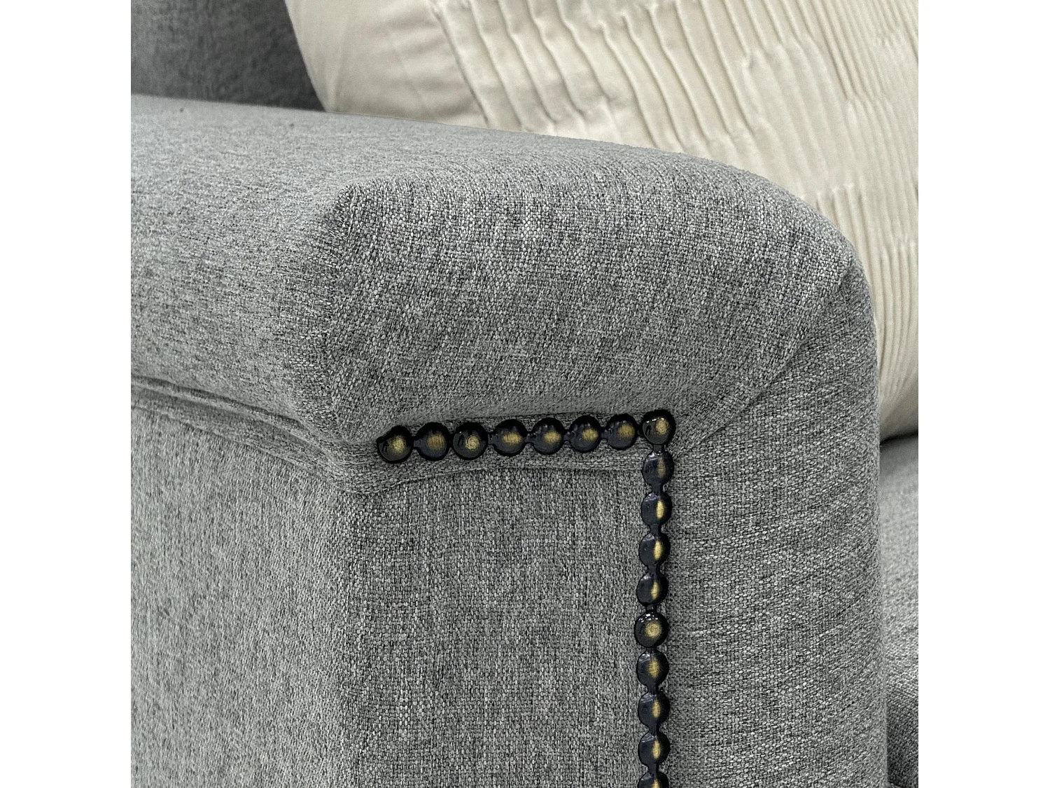 Canapé 2 places en lin gris clair - Structure en bois et pieds métal