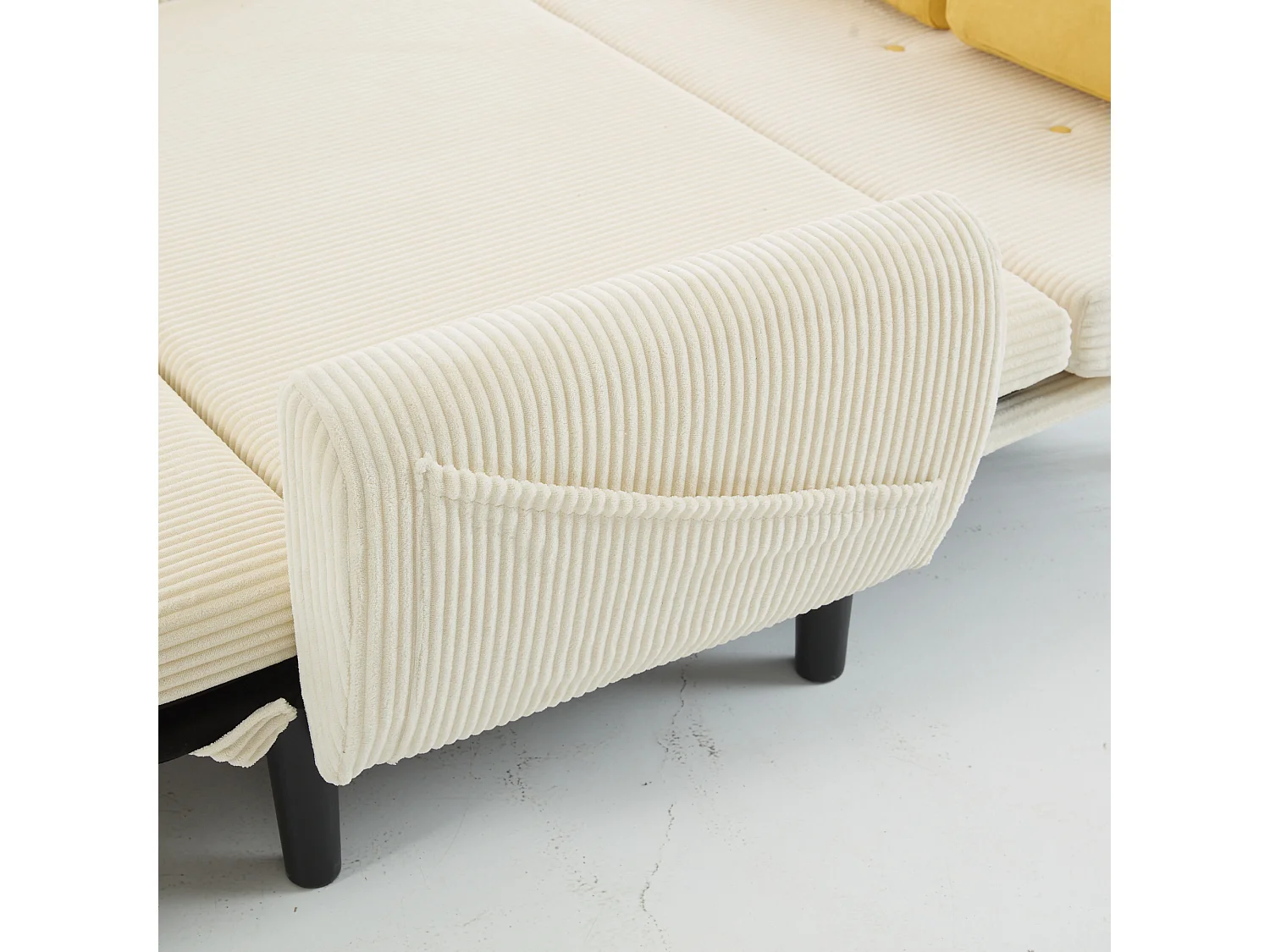 Canapé convertible 2 places en velours côtelé beige avec 2 coussins ronds