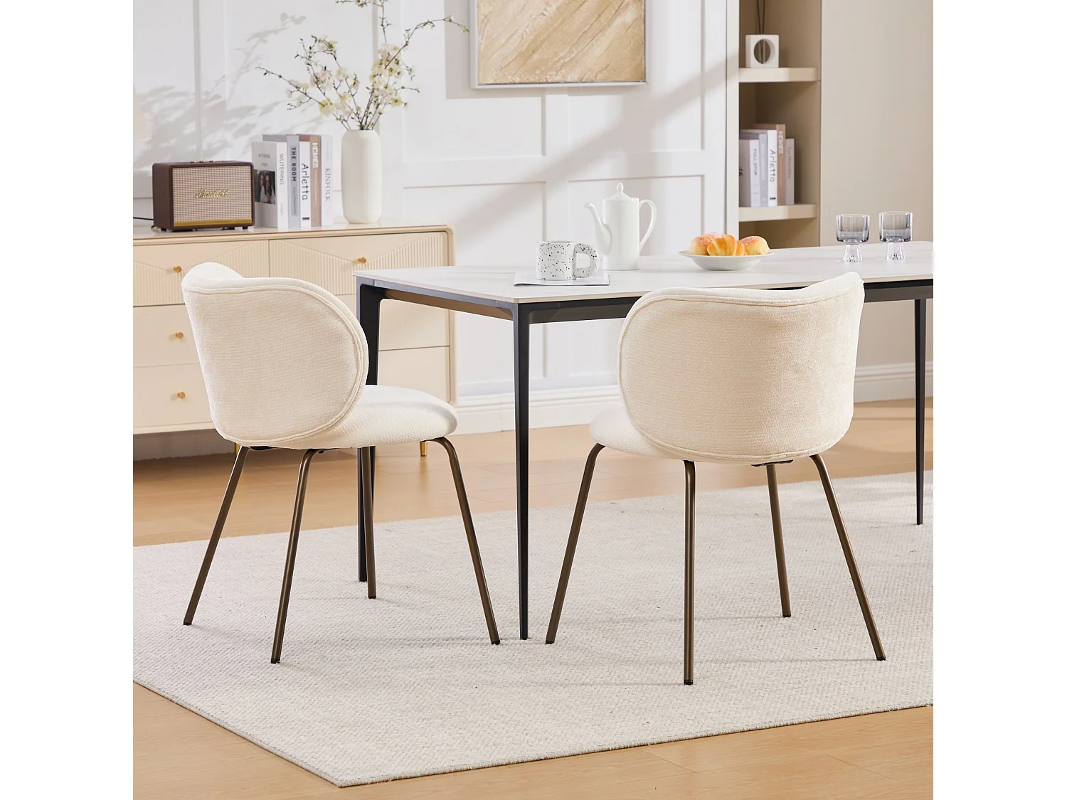 Set di 2 sedie da pranzo in ciniglia color crema con gambe in metallo color bronzo.